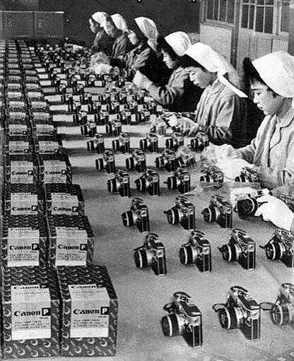 زنان در اولین خط تولید دوربین کانن در ژاپن
