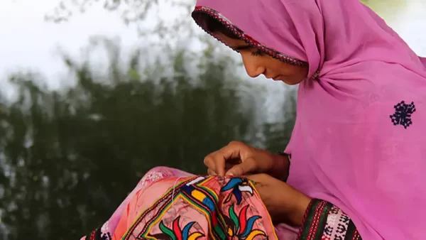 سوزن‌دوزی، هنر اصیل زنان سیستان و بلوچستان + فیلم